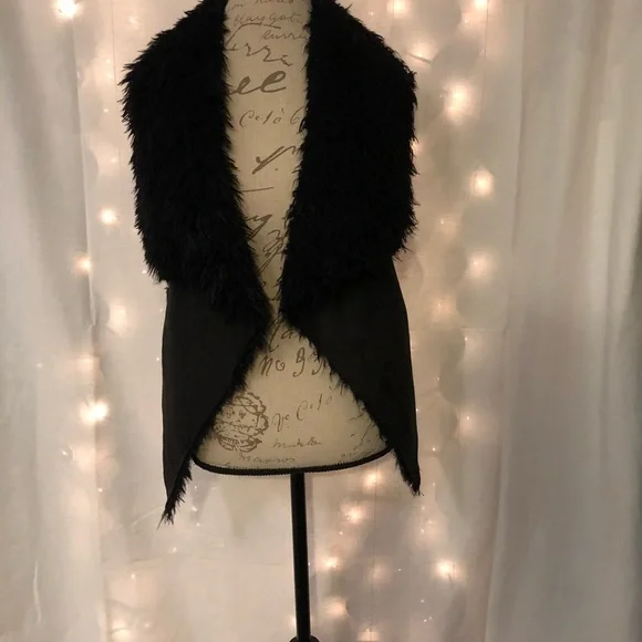 2[Love Tree] New! Faux fur black vest crochet back - Picture 3 of 7